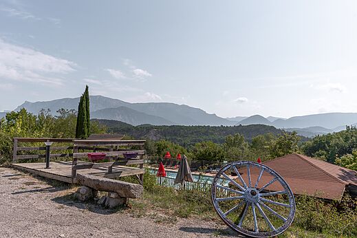 Panoramisch uitzicht bergen en natuur op camping CLICOCHIC Couriou in Recoubeau-Jansac.