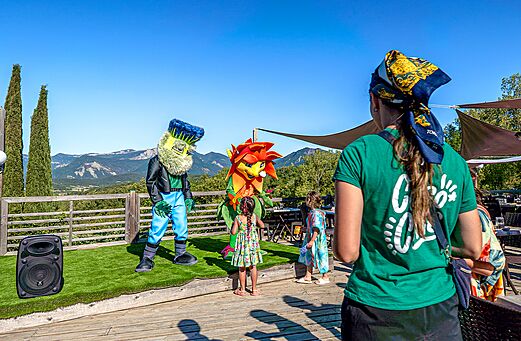 Mascottes vermaken kinderen op panoramisch terras bij camping CLICOCHIC Couriou.