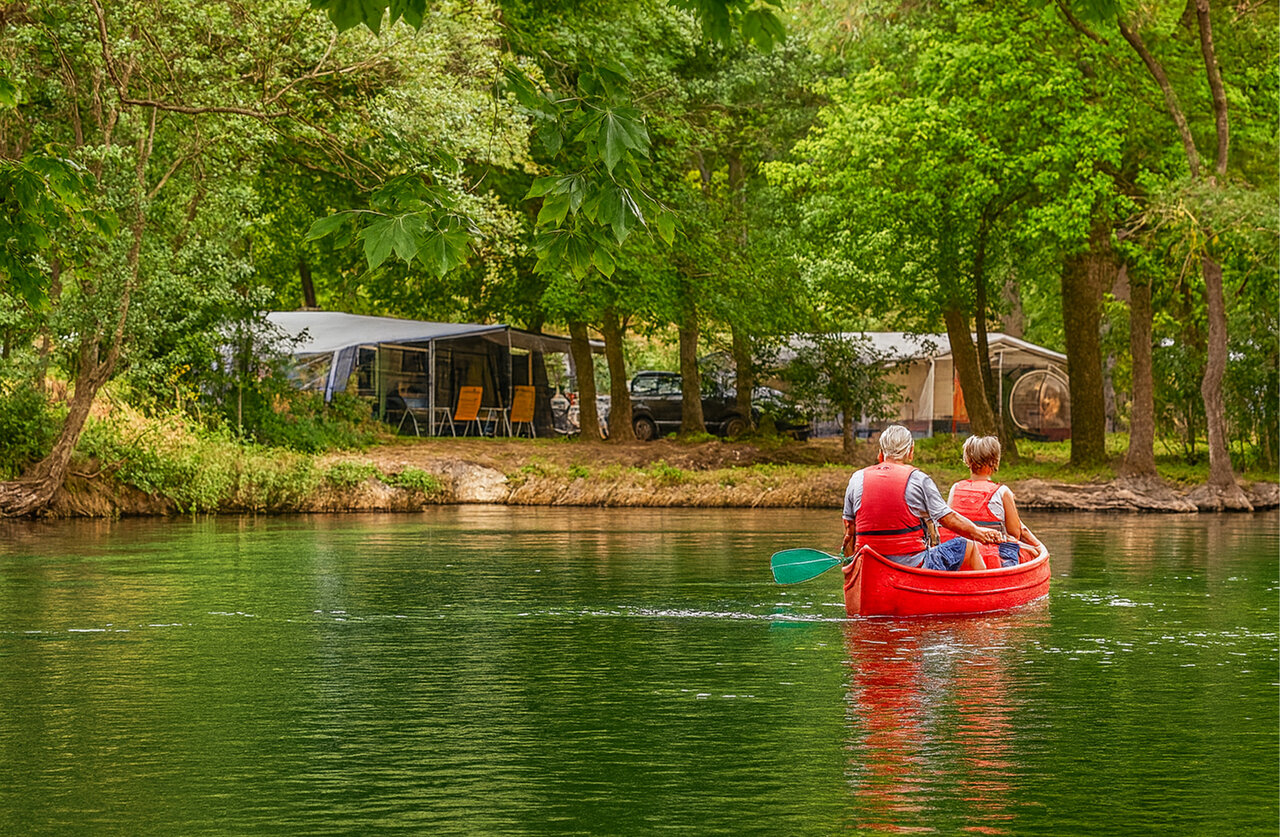 Kano�n op rivier, kampeerplaatsen op camping CLICOCHIC Couteli�re in Lagnes (84).