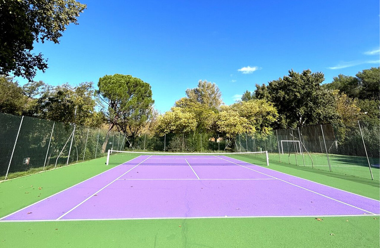 Paars en groen tennisveld op camping CLICOCHIC Couteli�re in Lagnes (84).