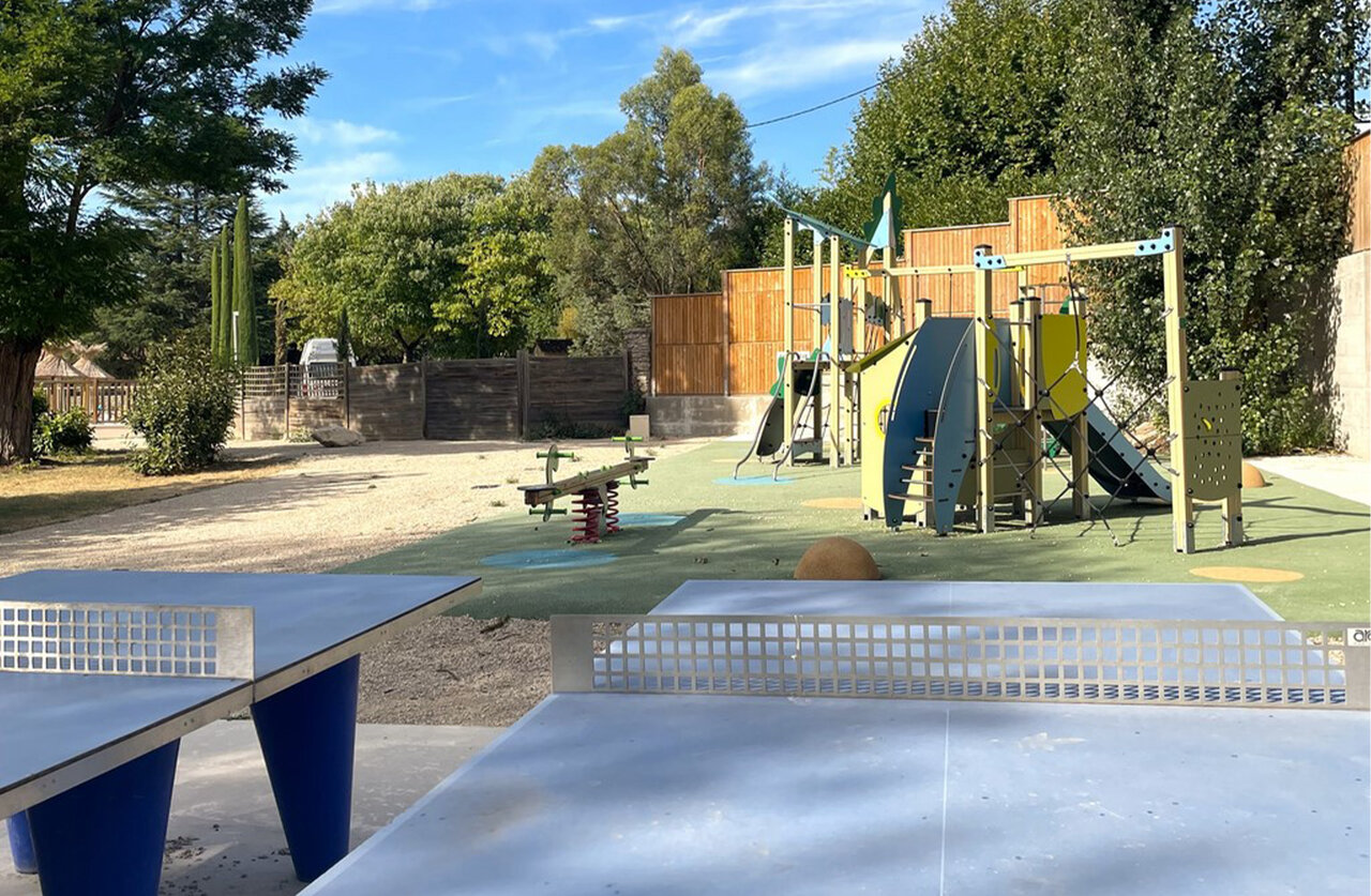 Speeltuin, tafeltennis op camping CLICOCHIC Couteli�re in Lagnes (84).