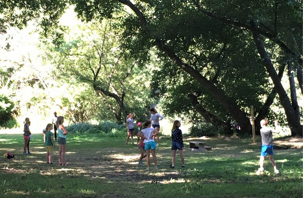 Kinderen spelen tijdens animatieactiviteit op camping CLICOCHIC Couteli�re in Lagnes.