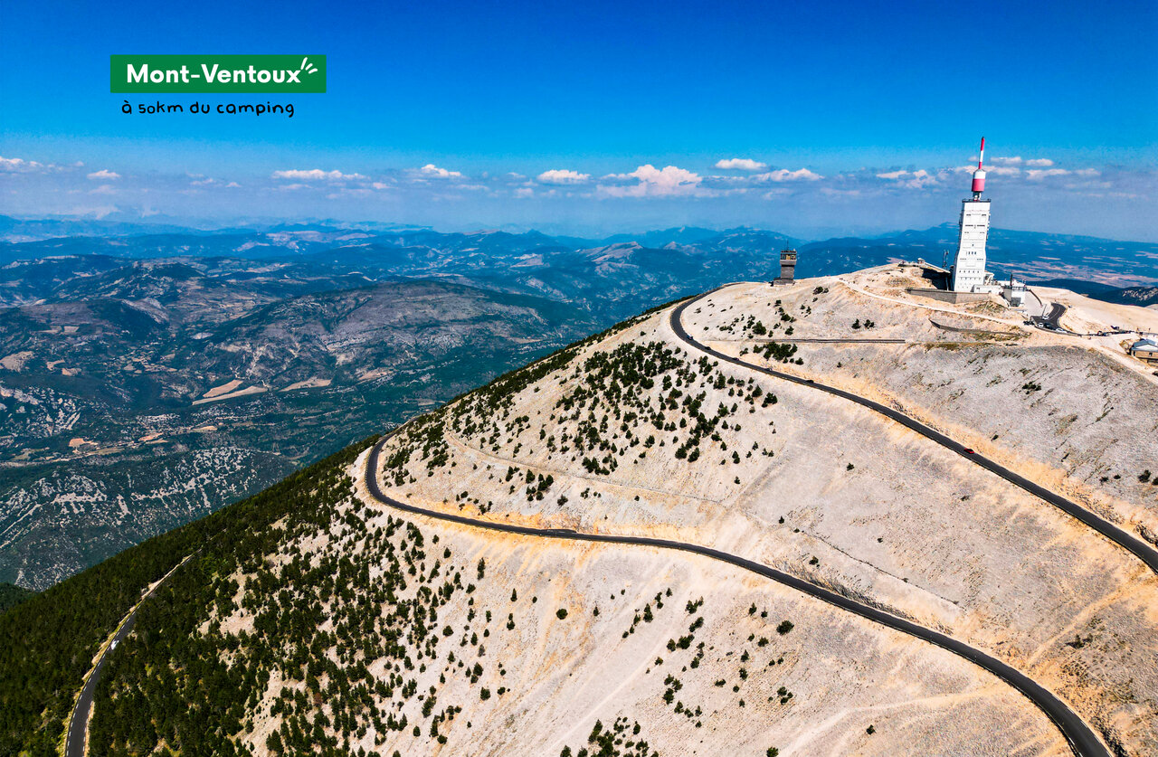 Mont Ventoux, iconische top met observatorium, kronkelende weg in de Provence.