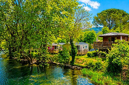 Stacaravans, chalet, rivier op camping CLICOCHIC Coutelière in Lagnes (84).