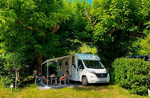 Camper op schaduwrijke staanplaats op camping CLICOCHIC Coutelière in Lagnes (84).