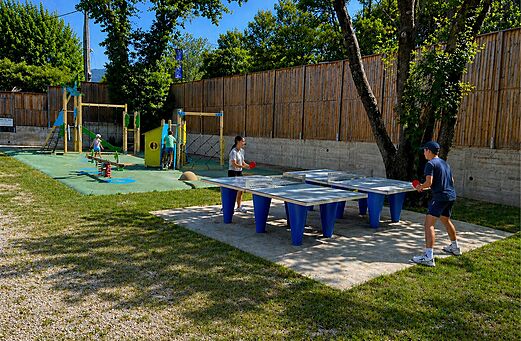 Tafeltennistafels en speeltuin op camping CLICOCHIC Coutelière in Lagnes (84).