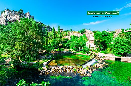 Bron van de Sorgue in Fontaine de Vaucluse, uitzonderlijke natuurlijke site in de Provence.