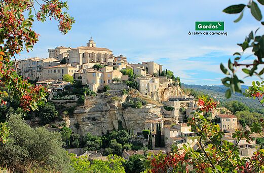Heuveltopdorp Gordes in de Provence, een toeristische trekpleister in de Luberon.