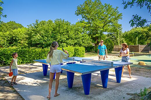 Buiten tafeltennis met familie op camping CLICOCHIC Couteli�re Lagnes (84).
