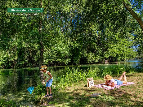 Directe toegang Sorgue Rivier, kind vist, volwassene leest op camping CLICOCHIC.