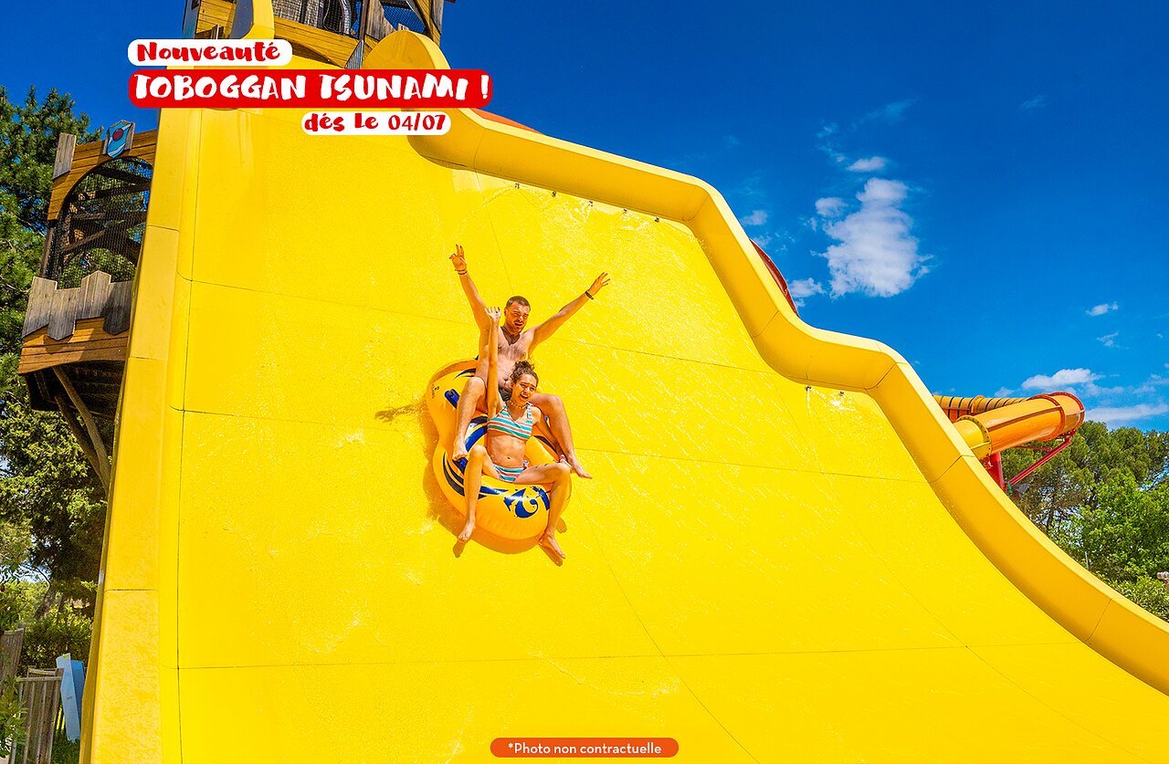 Reuzenglijbaan Tsunami met twee personen op camping CAPFUN Curty's in Jard sur Mer (85).