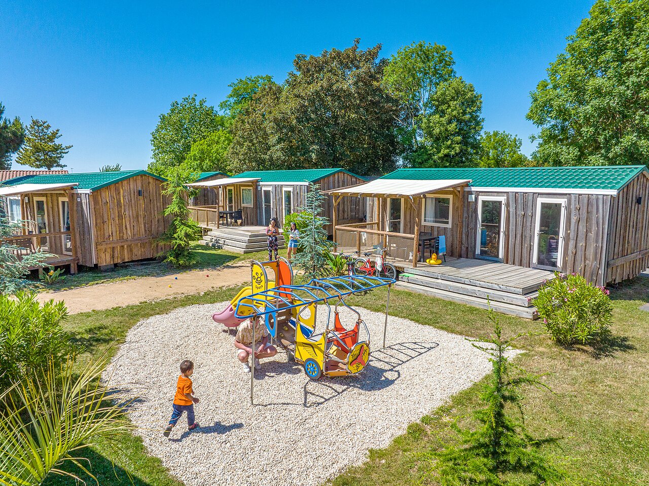 Houten Mobil-homes, speeltuin voor kinderen op camping CAPFUN Curty's in Jard sur Mer (85).