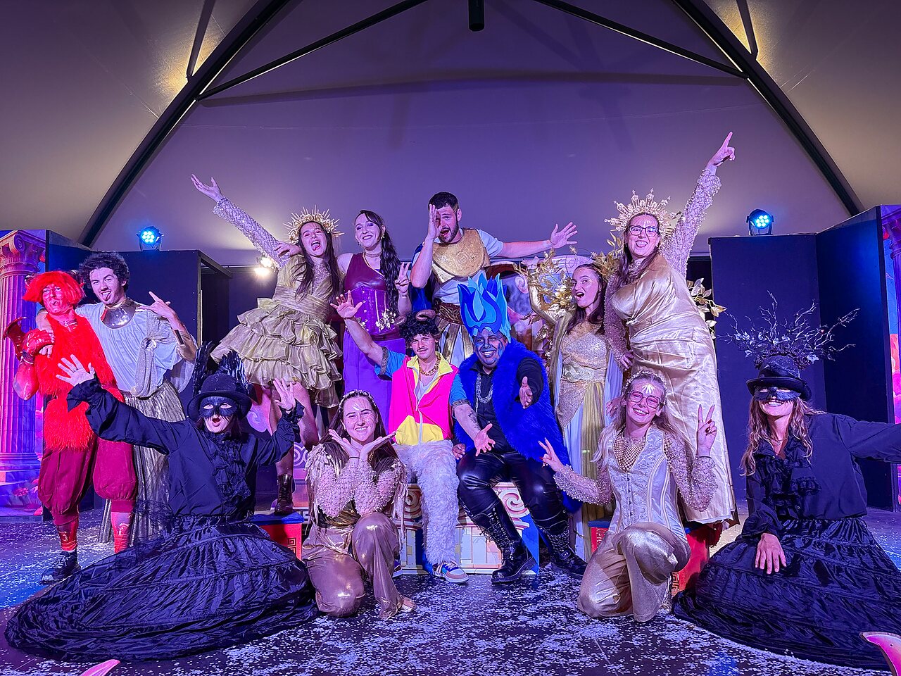 Verklede animatiegroep op podium, entertainment op camping CAPFUN Curty's in Jard sur Mer (85).