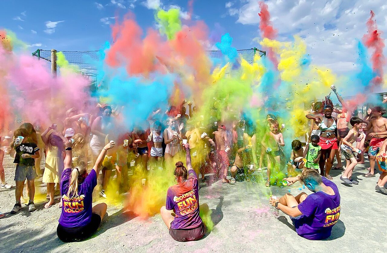 Feestelijke en kleurrijke Color Run animatie op camping CAPFUN Curty's in Jard sur Mer.