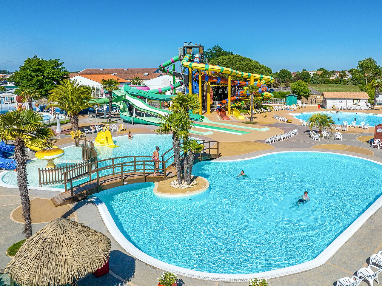 Groot waterpark met reuzenglijbanen en zwembaden op camping CAPFUN Curty's in Jard sur Mer (85).