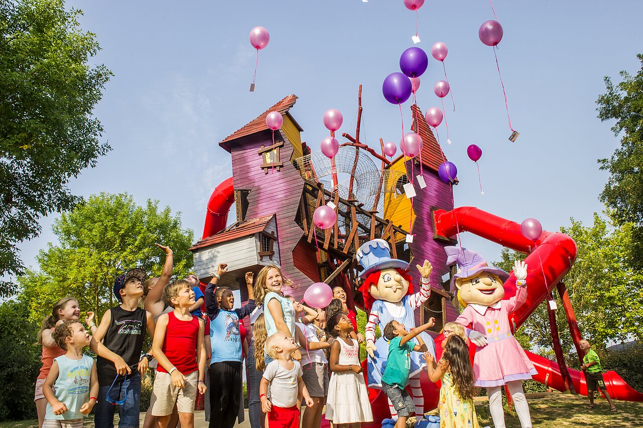 Speelstructuur, kinderen en mascottes op camping CAPFUN Curty's in Jard sur Mer (85).