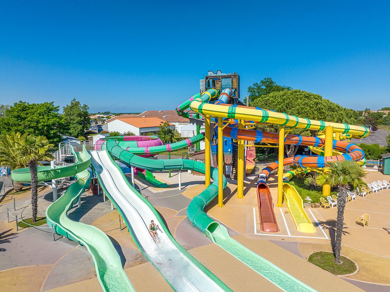 Kleurrijke waterglijbanen en buitenzwembad op camping CAPFUN Curty's in Jard sur Mer (85).