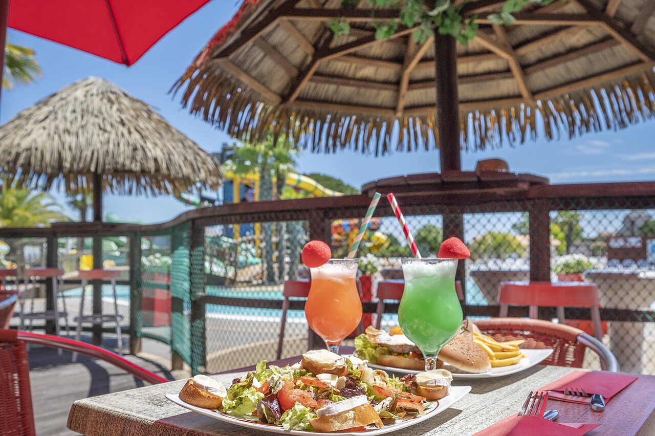 Maaltijden, cocktails op restaurantterras, zwembad, camping CAPFUN Curty's Jard sur Mer (85).