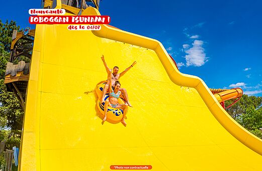 Reusachtige Tsunami waterglijbaan met twee personen op CAPFUN Curty's Jard sur Mer.
