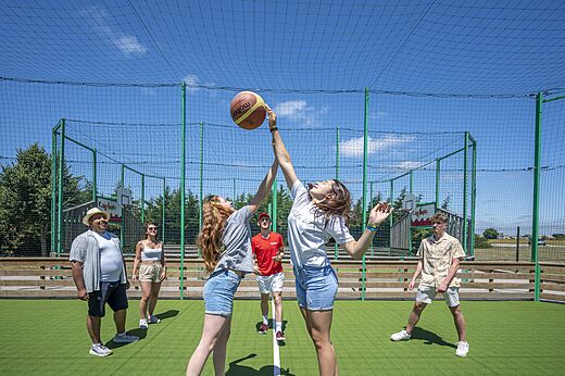 Multisportterrein voor basketbal op camping CAPFUN Curty's in Jard sur Mer.