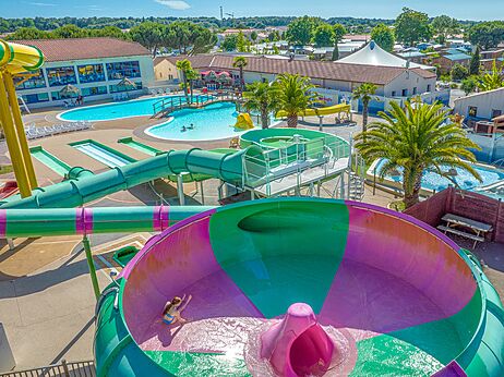 Reuzenglijbaan en buitenzwembaden op camping CAPFUN Curty's in Jard sur Mer (85).