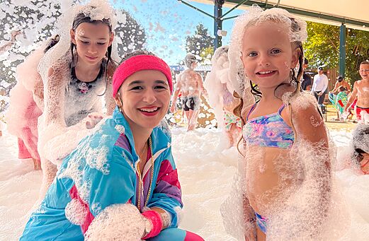 Vrolijke schuimanimatie voor kinderen op camping CAPFUN Curty's in Jard sur Mer (85).