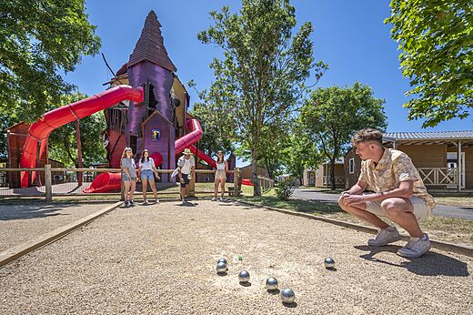 Petanque en speeltoestellen op camping CAPFUN Curty's in Jard sur Mer (85).