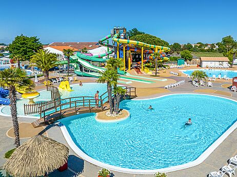 Buitenbaden, reusachtige waterglijbanen bij CAPFUN Curty's Jard sur Mer (85).