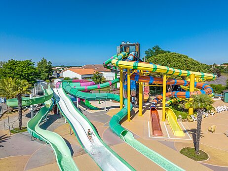 Grote en kleurrijke waterglijbanen op camping CAPFUN Curty's in Jard sur Mer (85).