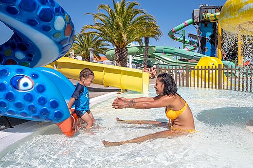 Zwembad met glijbanen, kind en moeder op camping CAPFUN Curty's in Jard sur Mer (85).