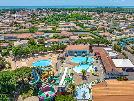 Zwembaden en waterglijbanen op camping CAPFUN Curty's in Jard sur Mer.