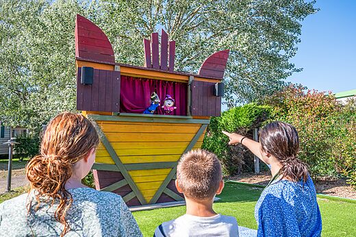 Poppenkastvoorstelling voor kinderen op buitenpodium op camping CAPFUN Curty's in Jard sur Mer (85).