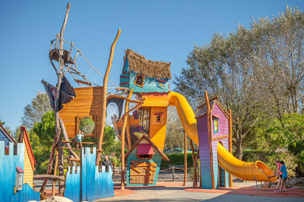 Grote themaspeeltuin met glijbanen op camping CAPFUN Dauphins Bleus in GIVRAND (85).