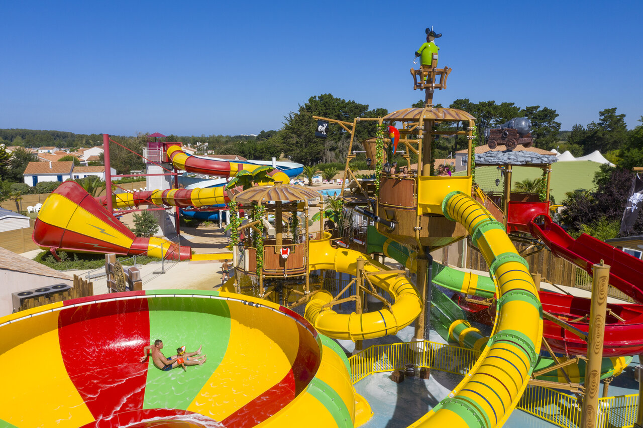 Groot waterpark met glijbanen en piratenstructuur op camping CAPFUN Dauphins Bleus in GIVRAND (85).