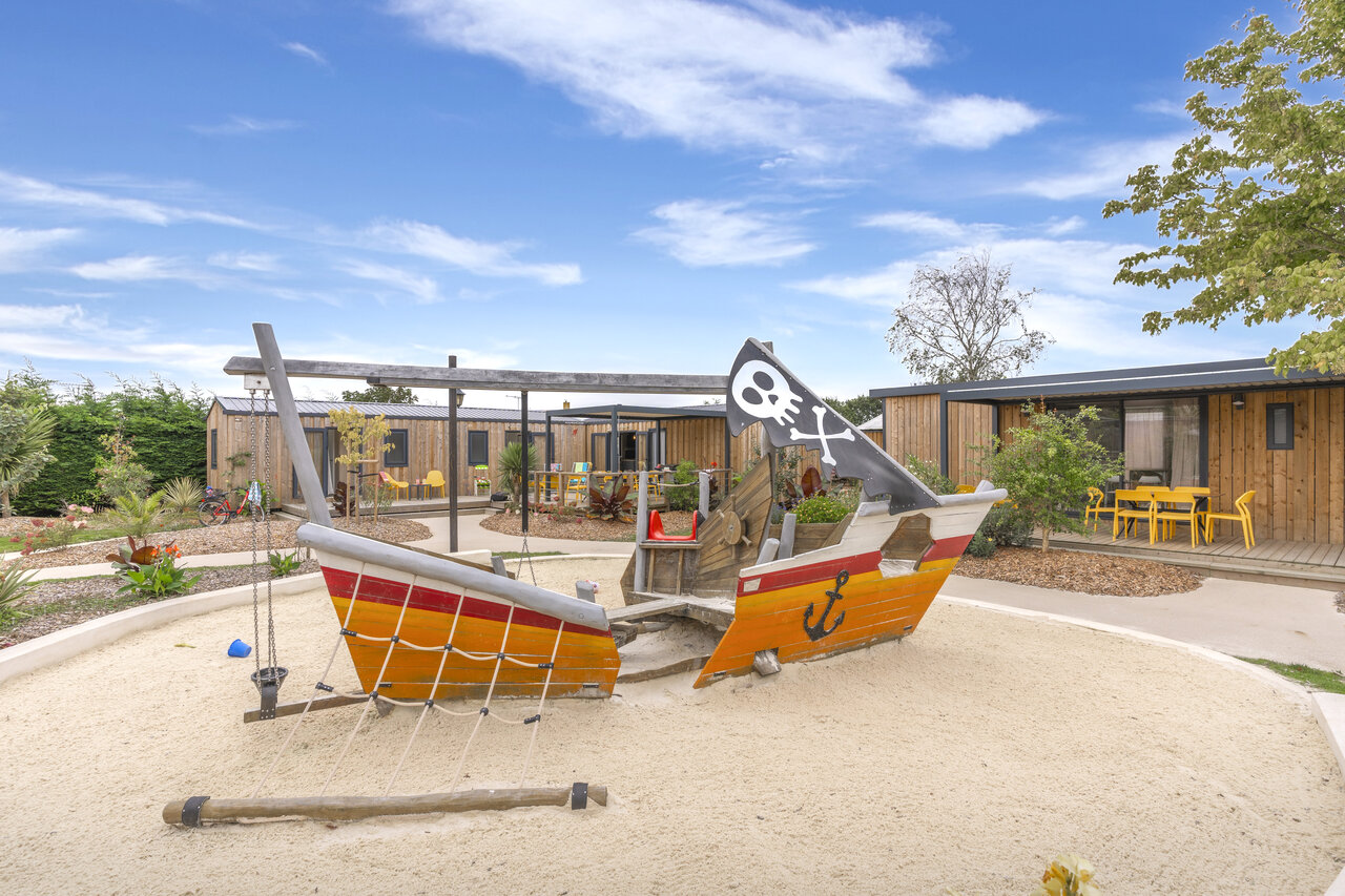 Speeltuin piratenschip, accommodaties op CAPFUN Dauphins Bleus in GIVRAND (85).