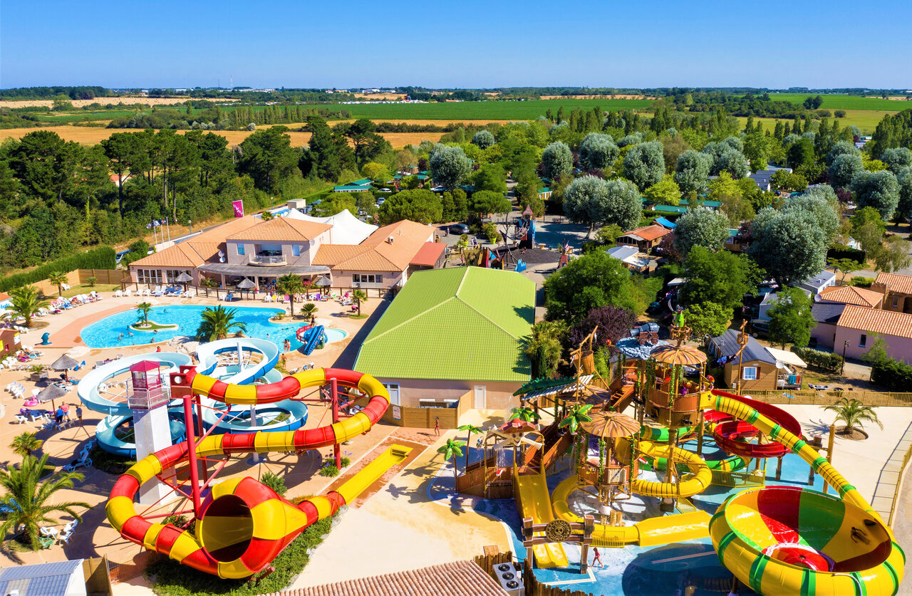 Waterpark, glijbanen, buitenzwembad op camping CAPFUN Dauphins Bleus in GIVRAND (85).
