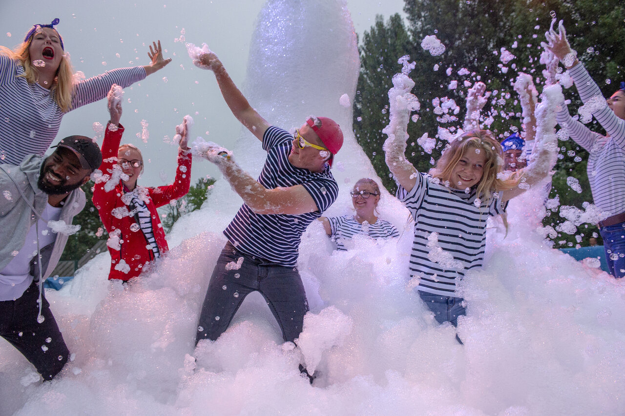 Schuimparty, volwassenen en kinderen vrolijk op camping CAPFUN Dauphins Bleus GIVRAND (85).