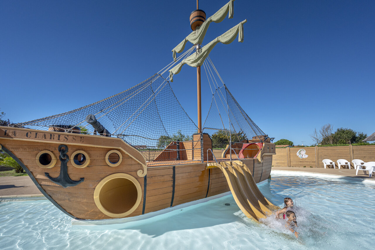 Piratenboot, waterglijbaan en kinderen op camping CAPFUN Dauphins Bleus in GIVRAND (85).