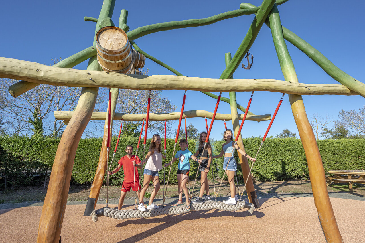Grote touwschommel, speeltuin CAPFUN Dauphins Bleus GIVRAND (85).