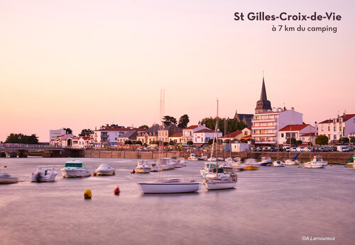 Jachthaven van Saint-Gilles-Croix-de-Vie bij zonsondergang, plaats om te bezoeken.