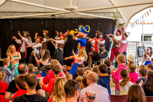 Animatievoorstelling met piratenfiguren en mascotte voor kinderen op camping CAPFUN Dauphins Bleus in GIVRAND (85).