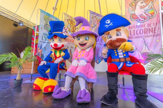 Kleurrijke mascottes op podium voor kinderanimatie op camping CAPFUN Dauphins Bleus in GIVRAND (85).
