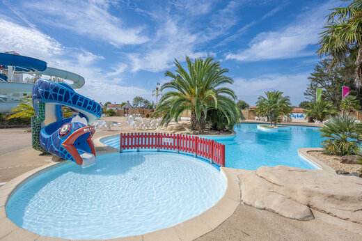 Buitenzwembad met waterglijbaan en kinderbad op camping CAPFUN Dauphins Bleus in GIVRAND (85).
