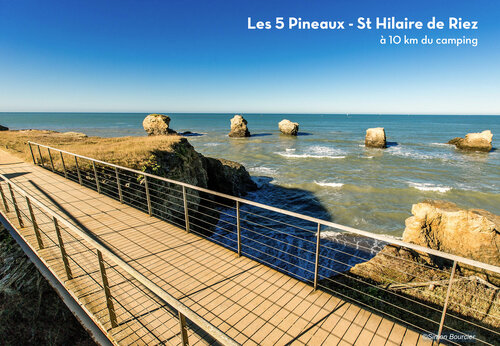 Les 5 Pineaux, kustplaats met rotsen en loopbrug in St Hilaire de Riez.