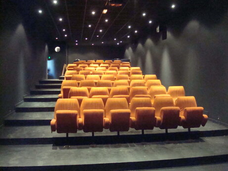Showzaal, oranje stoelen, op camping CAPFUN Dauphins Bleus in GIVRAND (85).