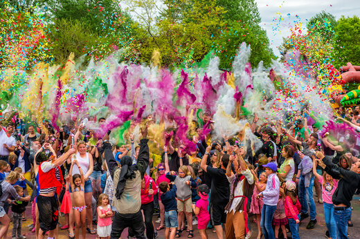 Vrolijke menigte, kleurrijke animatie op camping CAPFUN Dauphins Bleus in GIVRAND (85).