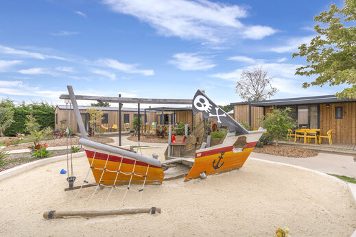 Piratenschip speeltuin en stacaravans op camping CAPFUN Dauphins Bleus in GIVRAND (85).