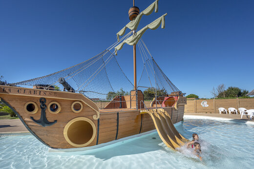 Piratenboot, waterglijbanen op camping CAPFUN Dauphins Bleus in GIVRAND.