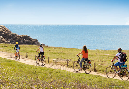 Familie fietst op kustpad langs de zee op camping CAPFUN Dauphins Bleus in GIVRAND (85).