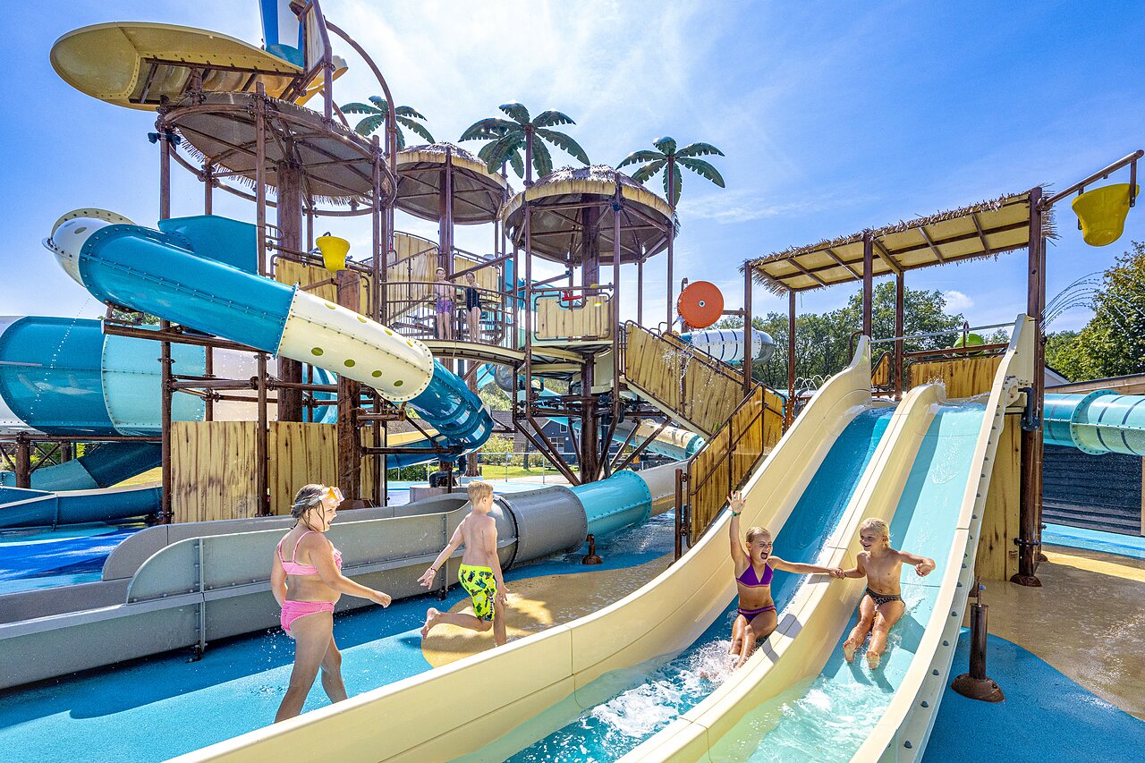 Waterpark met glijbanen en spelende kinderen op camping CAPFUN De Belten in Rheeze.